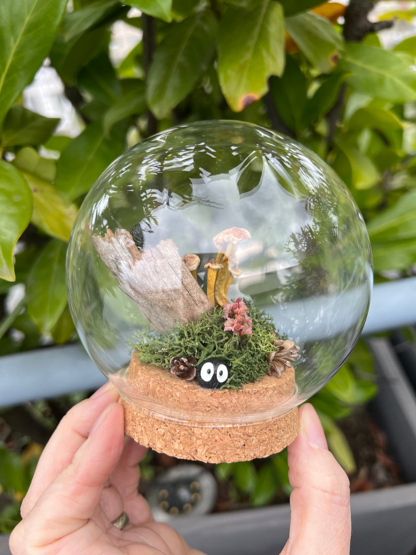Miniatur Welt mit Russmännchen und Pilzen