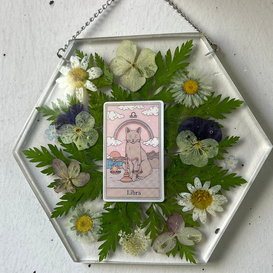 Wandbild mit Katzentarotkarte und Blumen