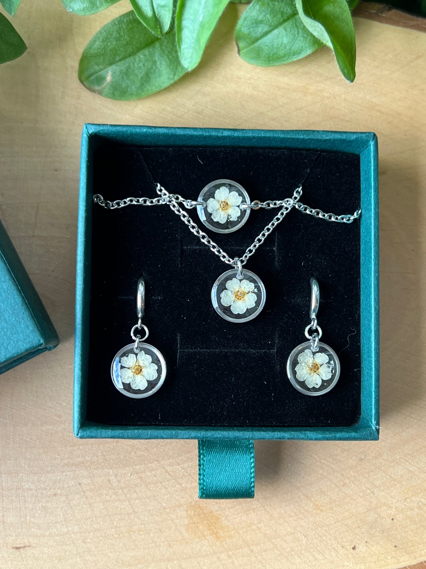 Schmuckset in Schachtel mit Spirea Blüten - Silber