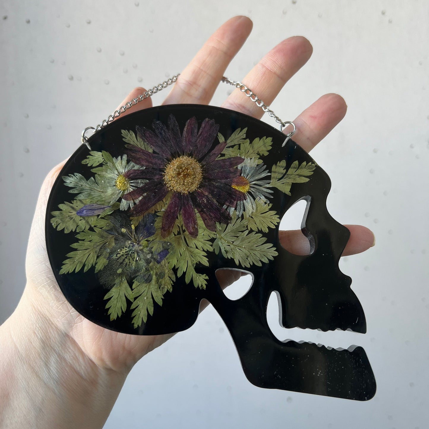 Wandbild Totenkopf mit Blüten & Farn