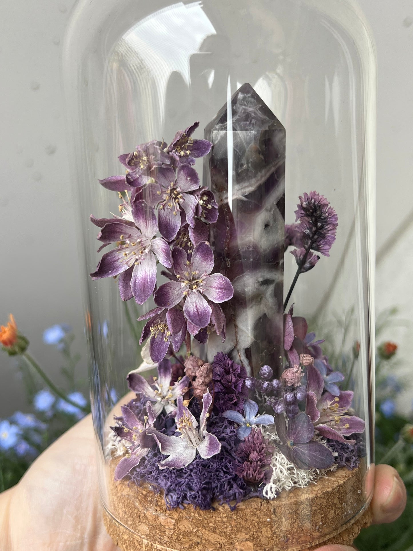 Diorama mit Amethyst Tower und Blumen
