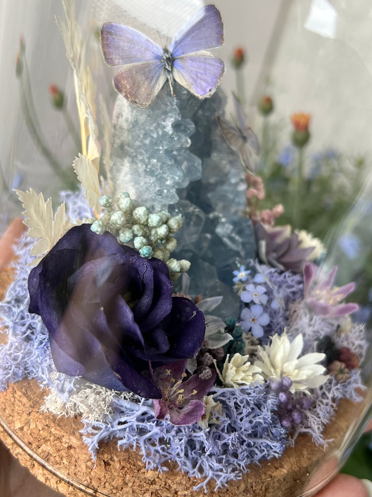 Diorama mit Celestit Kristall, Schmetterlingen & Blumen