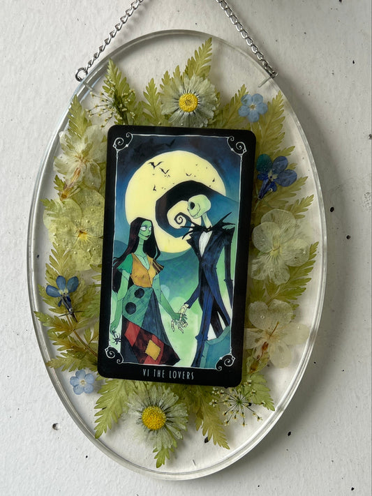 Wandbild mit Blüten, Farn & Tarotkarte