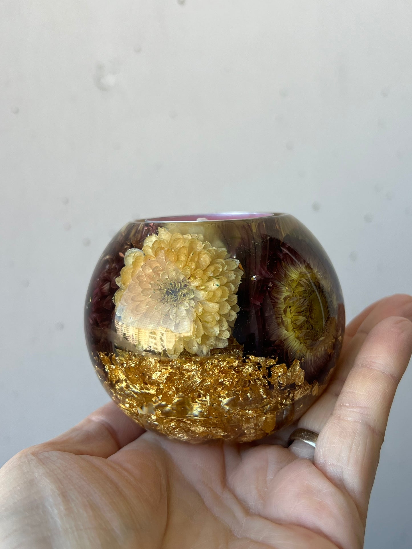 Teelichthalter mit Strohblumen und Goldelementen