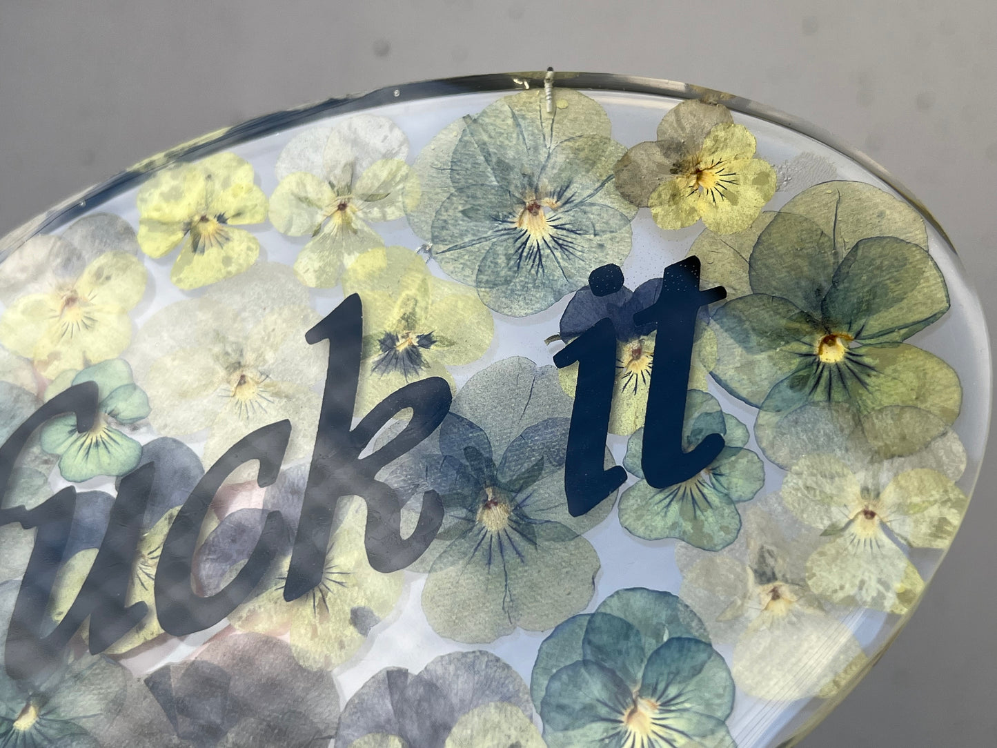Fuck it Schild mit Viola Blüten