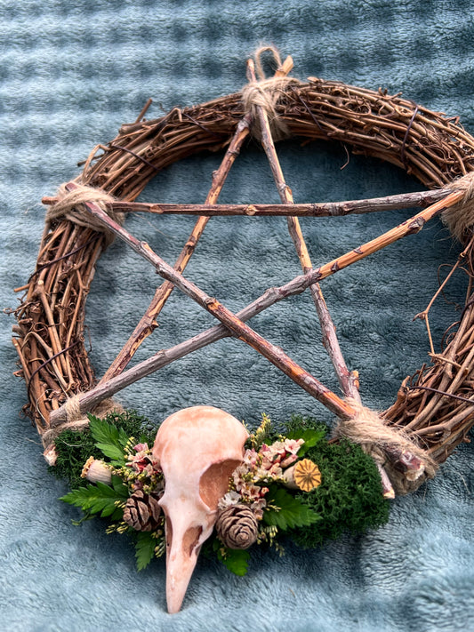 Kranz mit Pentagram und Vogelschädel aus Kunstharz