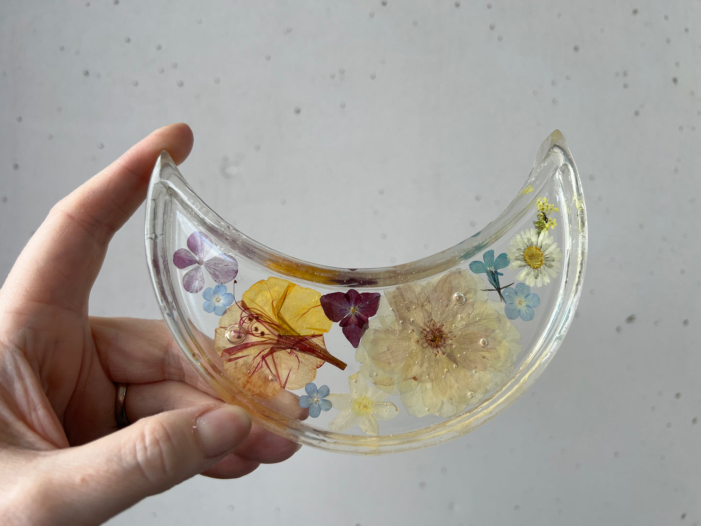 Mondschale mit Blüten