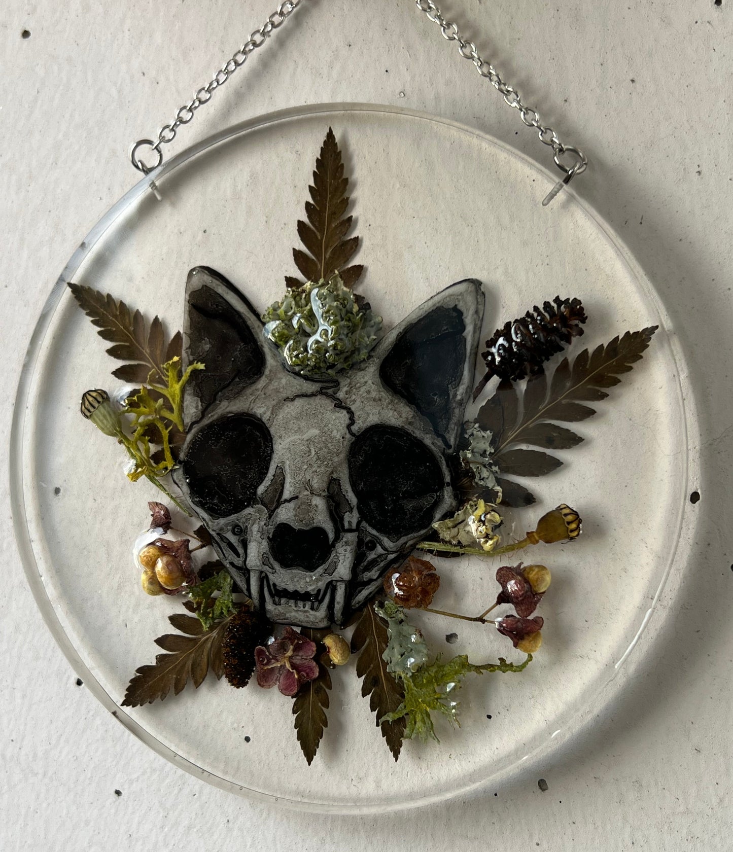Wandbild mit Katzenschädel aus Harz, Beeren & Co.