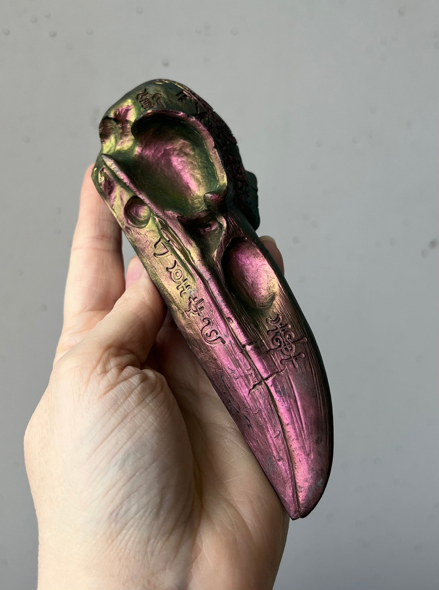Rabenschädel aus Kunstharz schimmernd