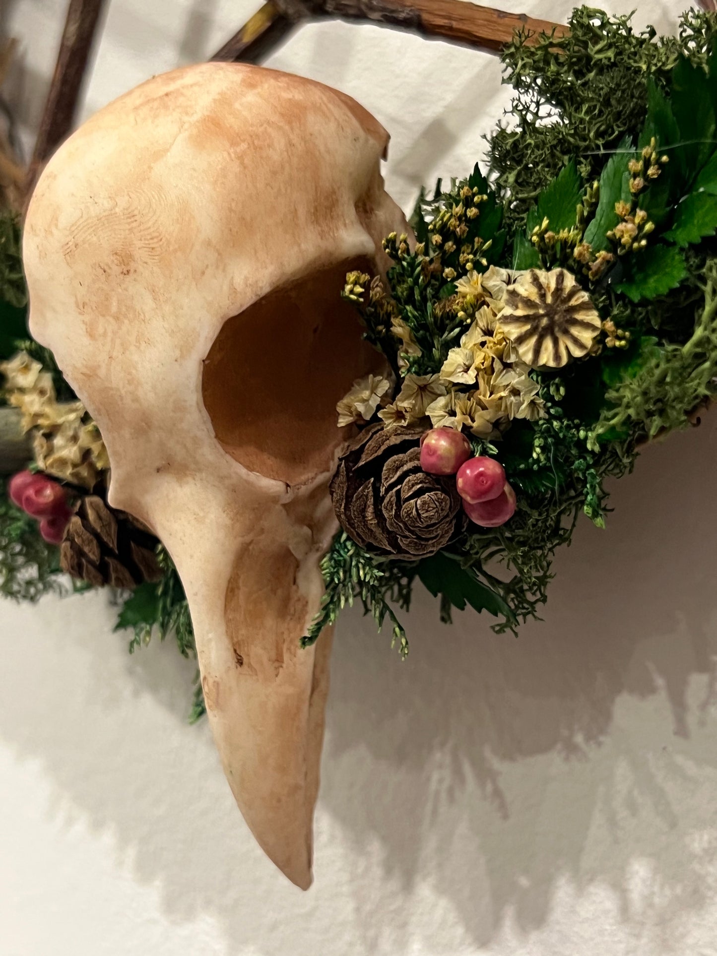 Kranz mit Vogelschädel aus Kunstharz und Blumen
