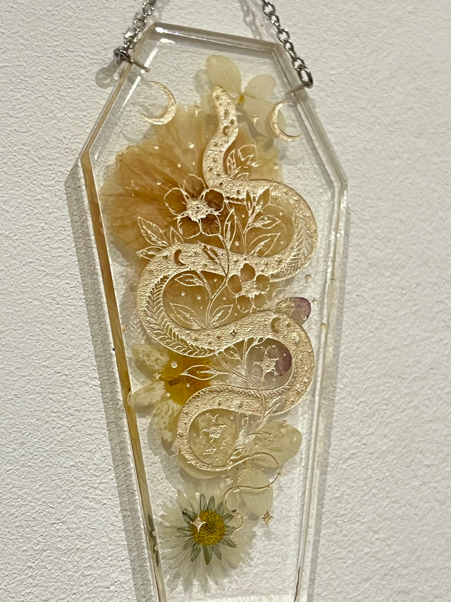 Resinbild mit echten Blumen und Schlangengravur