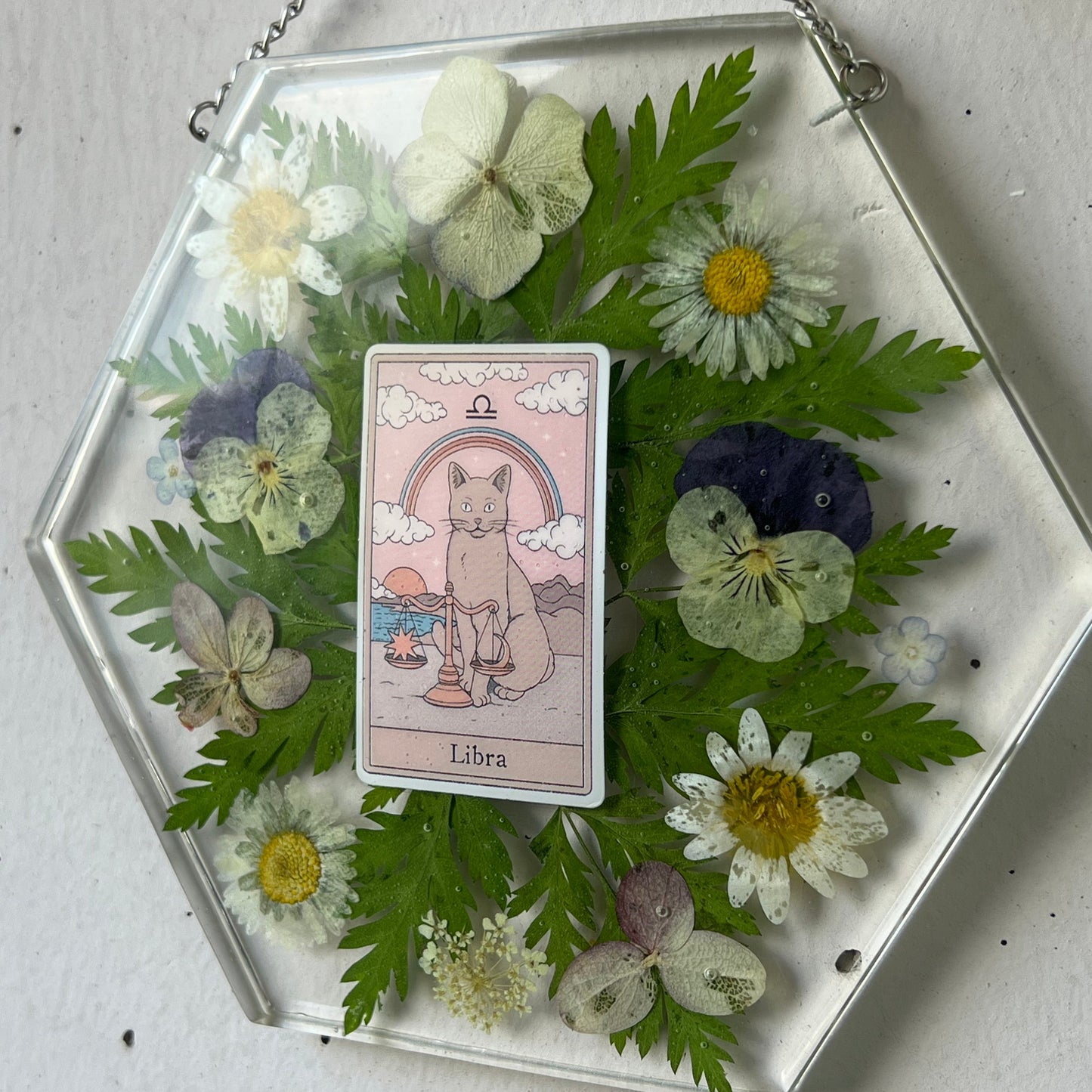 Wandbild mit Katzentarotkarte und Blumen