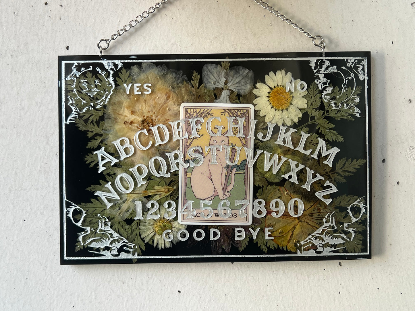 Quija Board mit echten Blumen und Katzentarotkarte