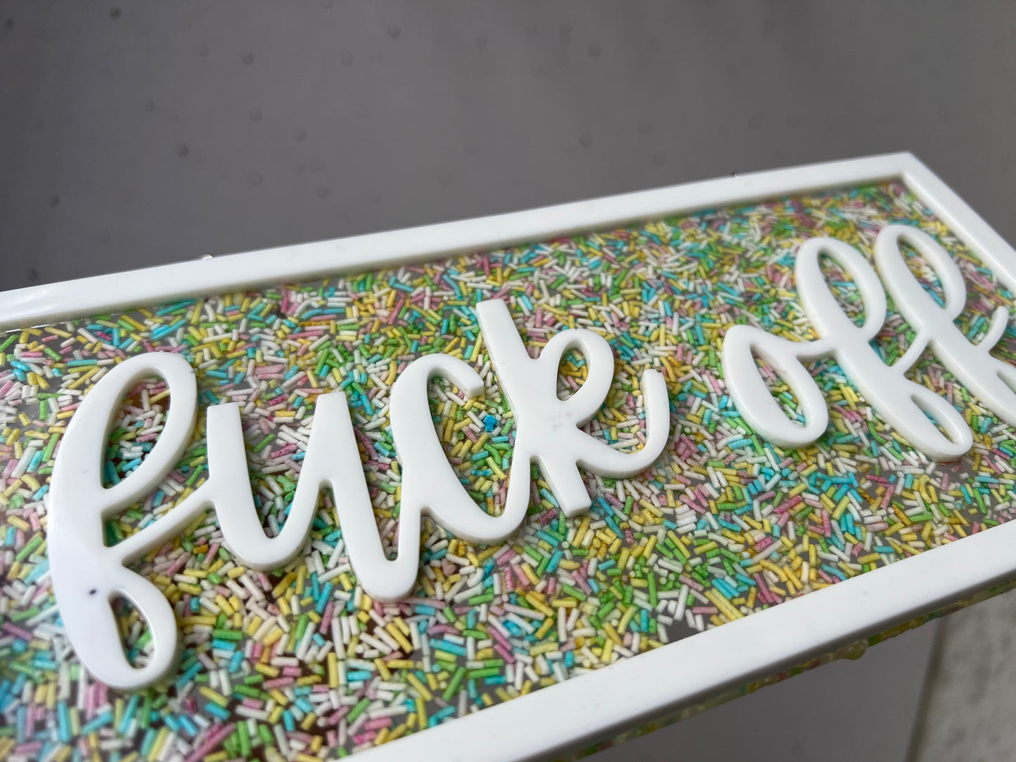 Fuck Off Schild mit Zuckerstreusel