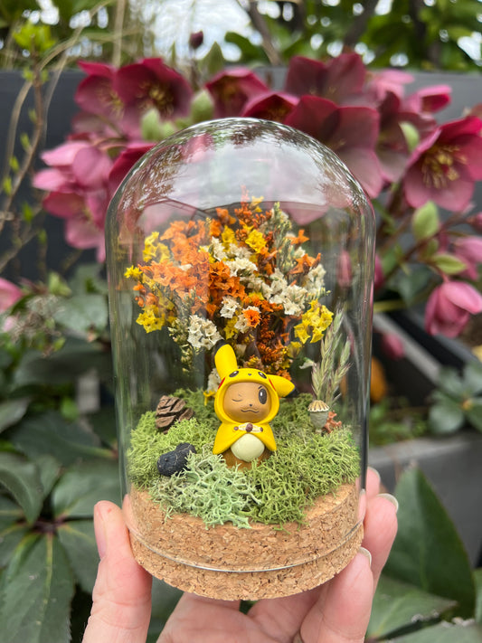 Miniaturwelt mit Evoli im Pikachu Kostüm