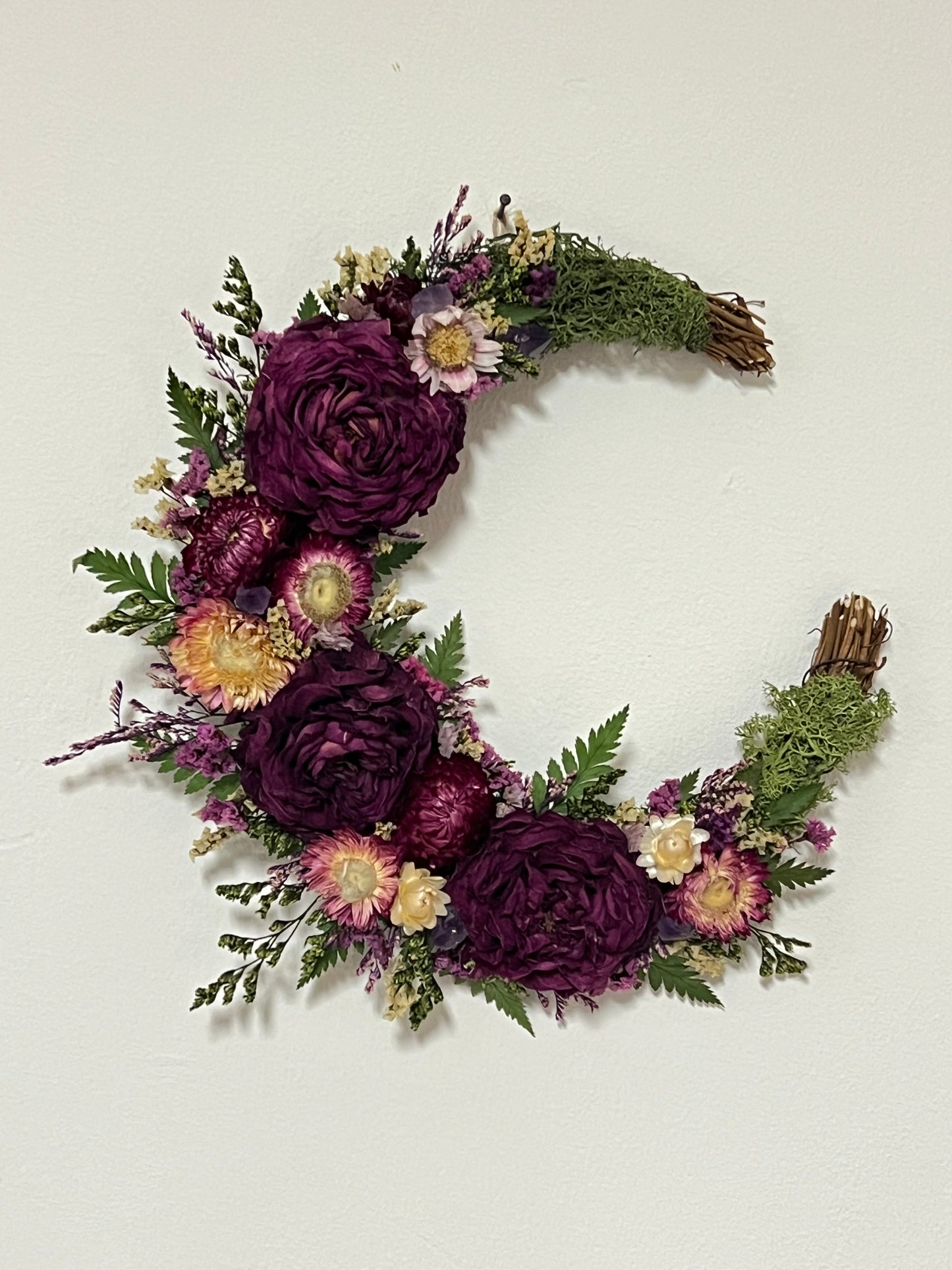 Mondkranz mit Blumen und Amethysten