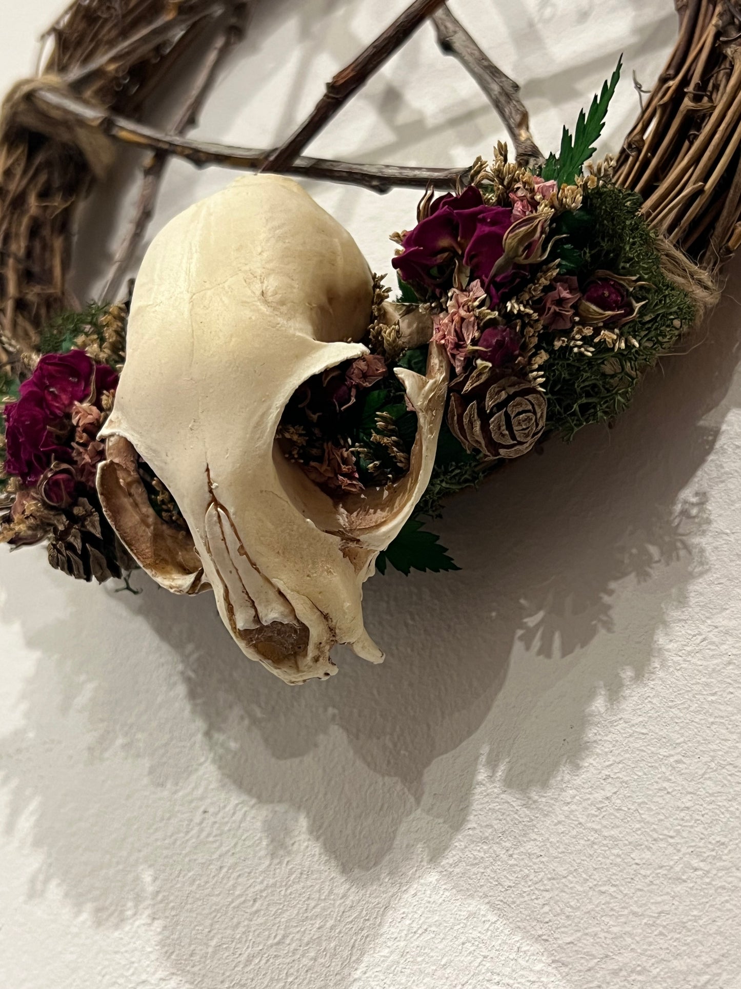 Kranz mit Katzenschädel aus Kunstharz, Rosen, Blumen, Samen und farn