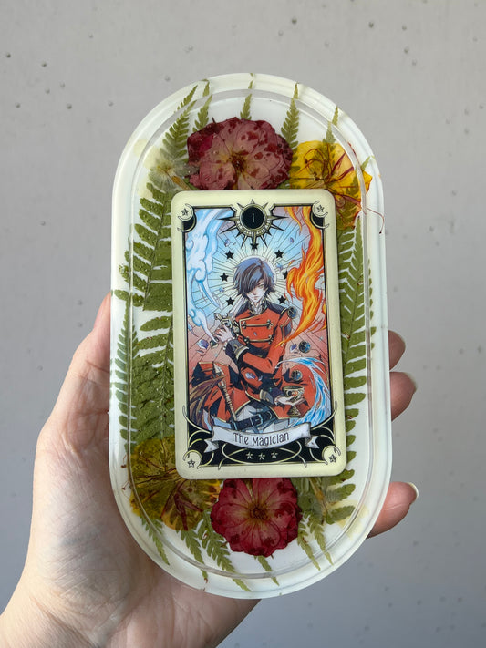 Schmuckschale mit Tarotkarte, echten Blumen und Farn