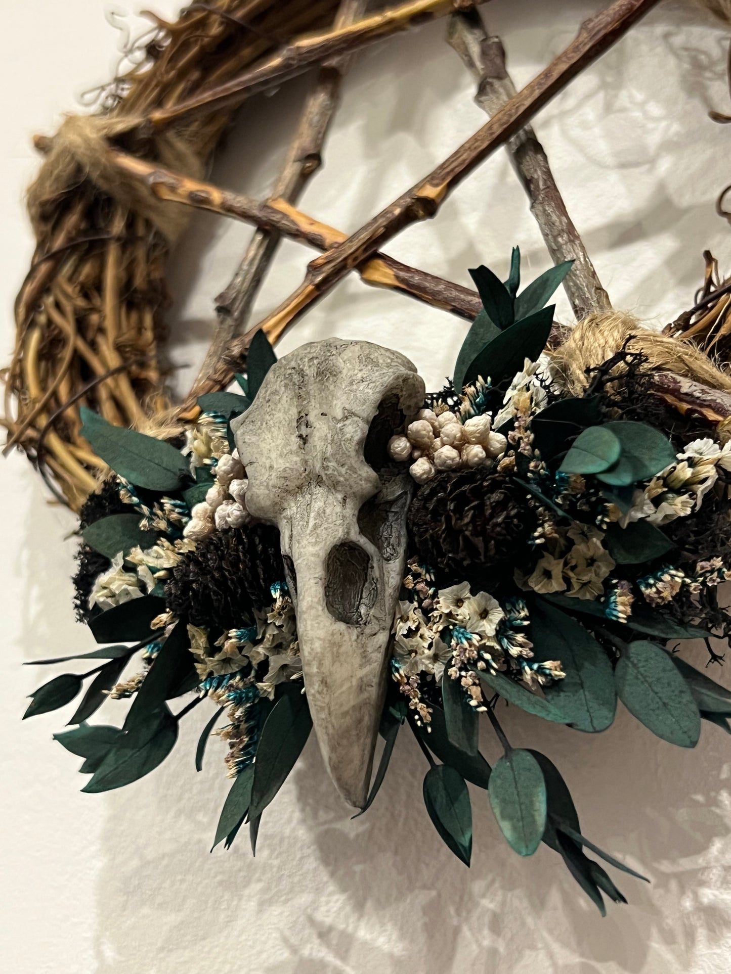 Kranz mit Vogelschädel und Blumen