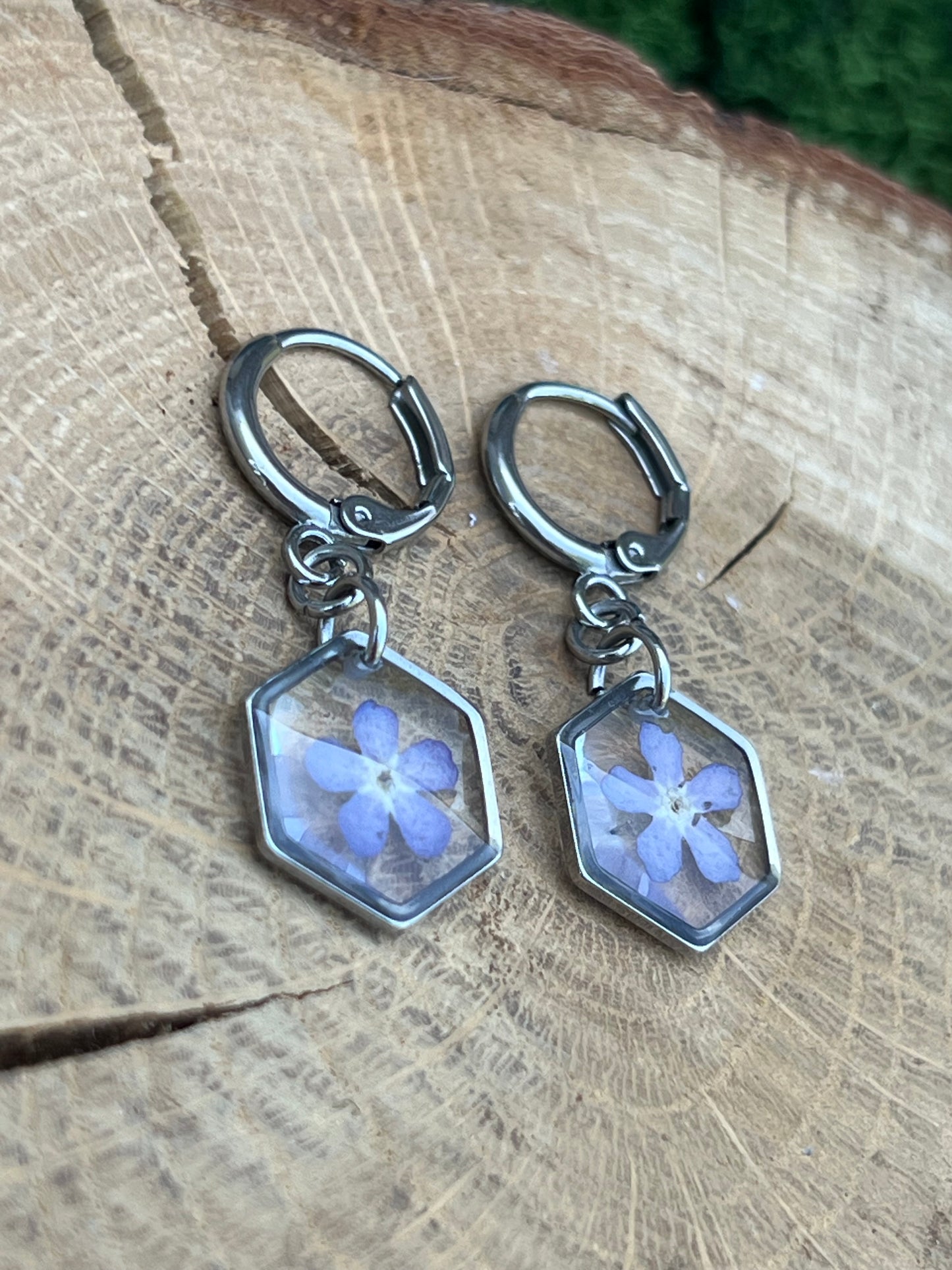 Vergissmeinnicht Ohrringe in Lila & Hexagon Form