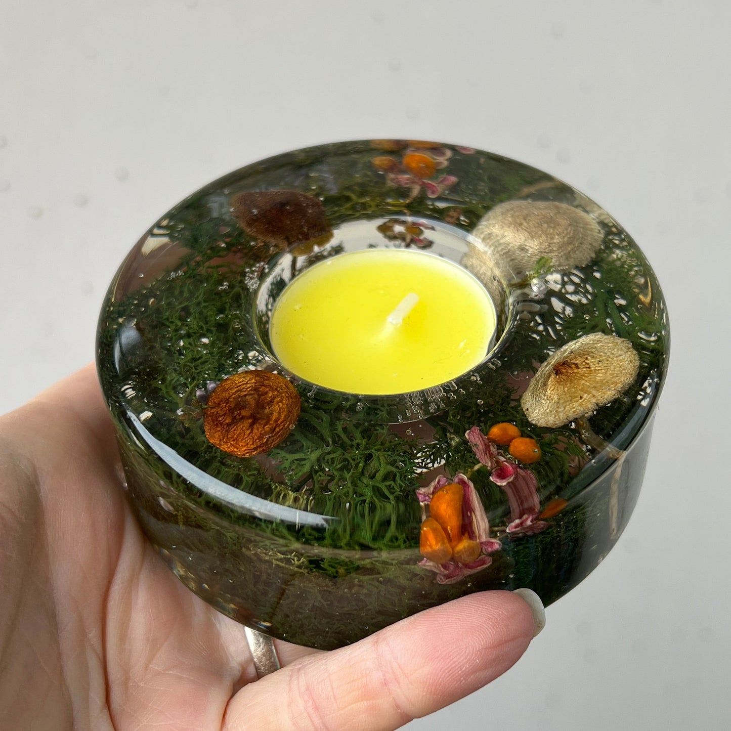 Teelicht mit Pilzen, Moos und Blumen
