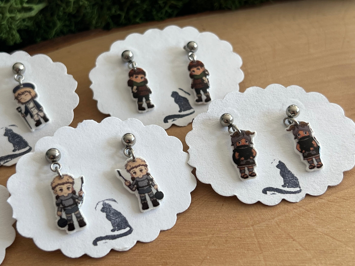 Delicious in Dungeon Charakter Ohrstecker hängend