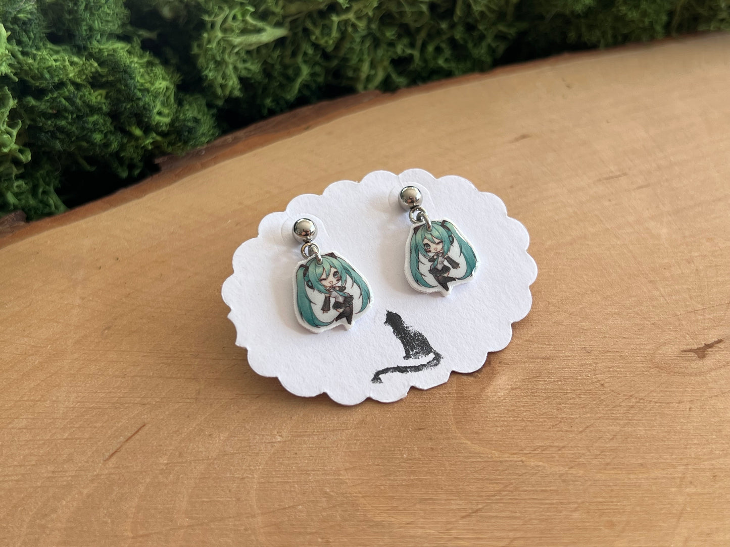 Miku Ohrstecker hängend