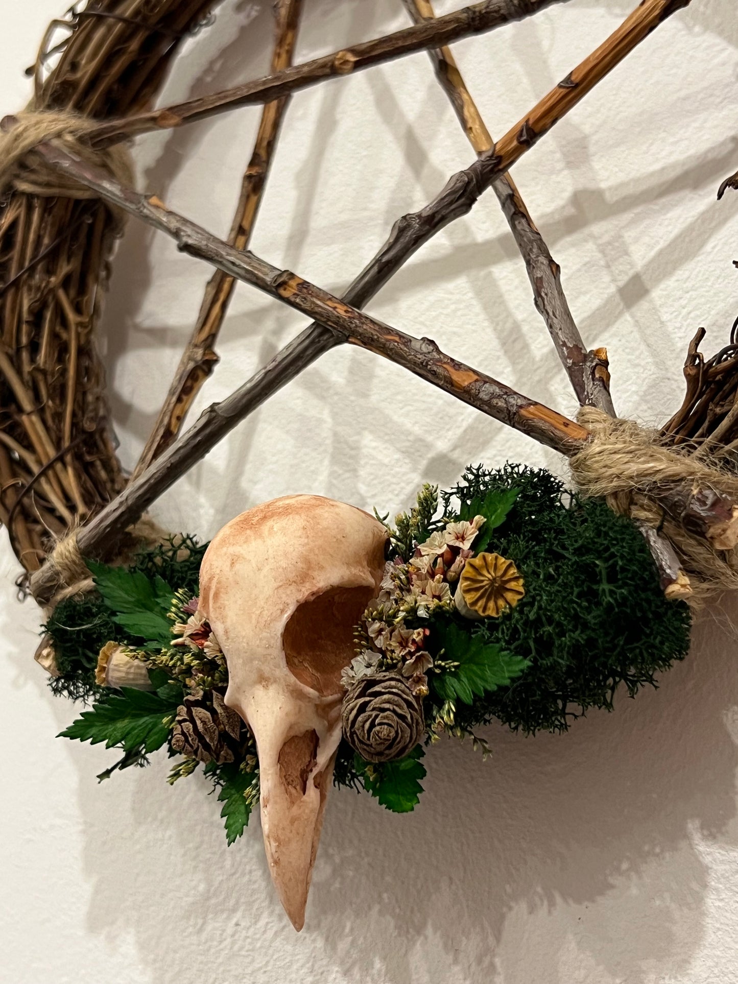 Kranz mit Pentagram und Vogelschädel aus Kunstharz