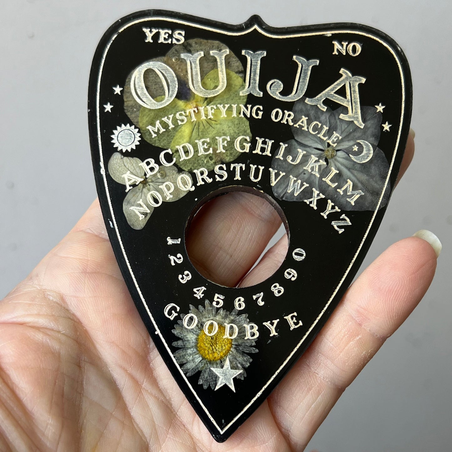 Quija Planchette mit Blumen