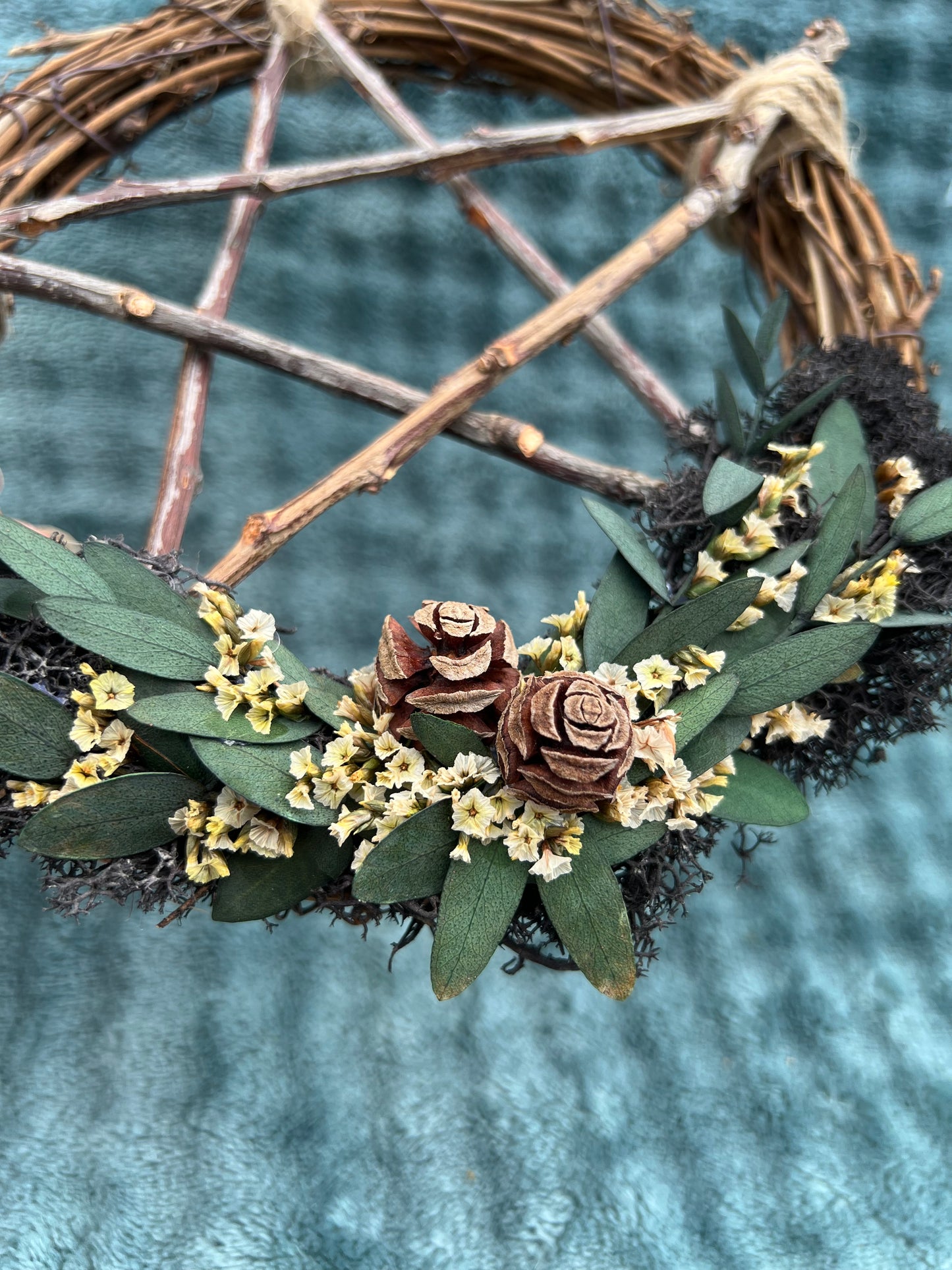 Kranz mit Pentagram und Blumen