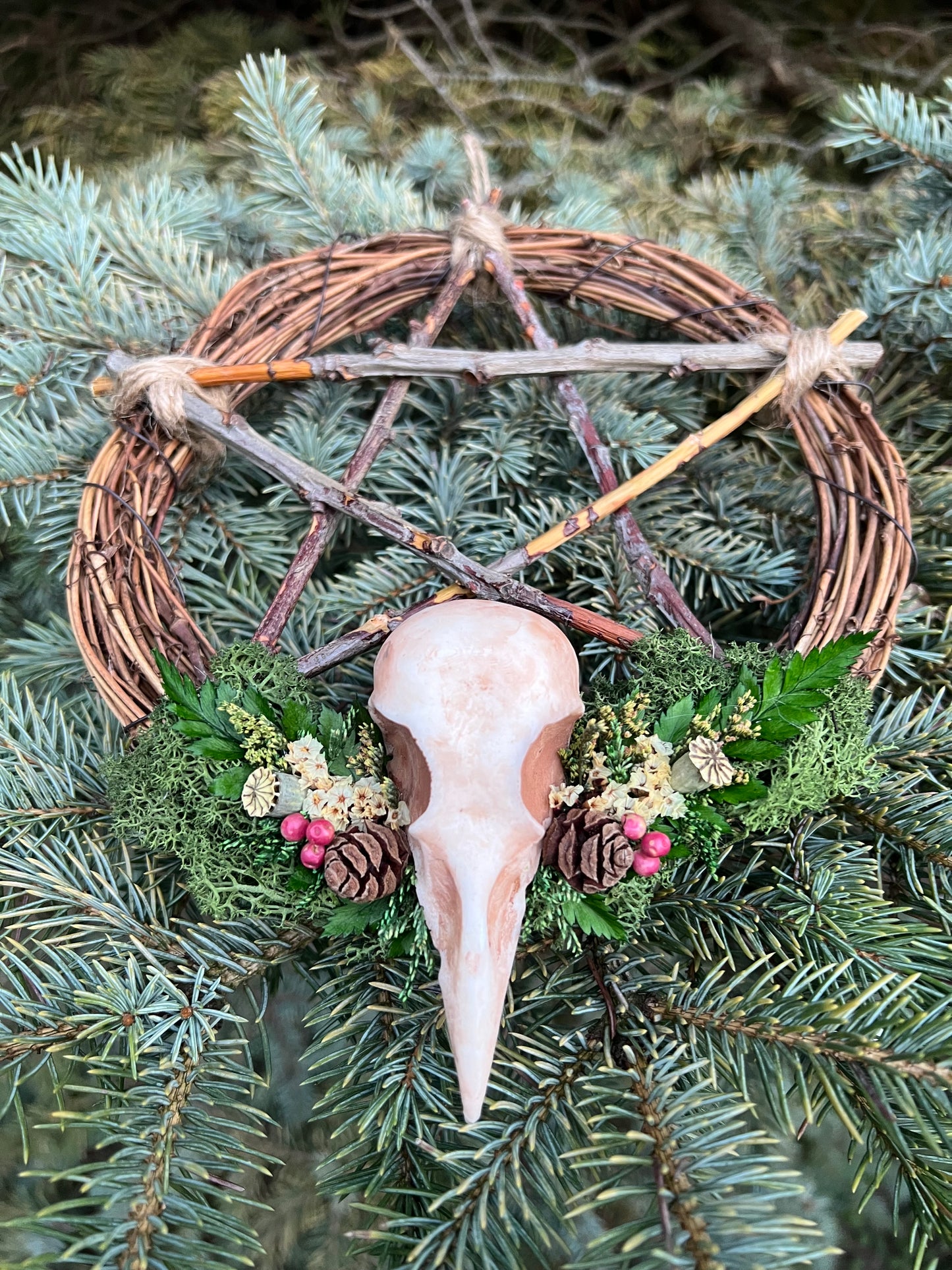 Kranz mit Vogelschädel aus Kunstharz und Blumen