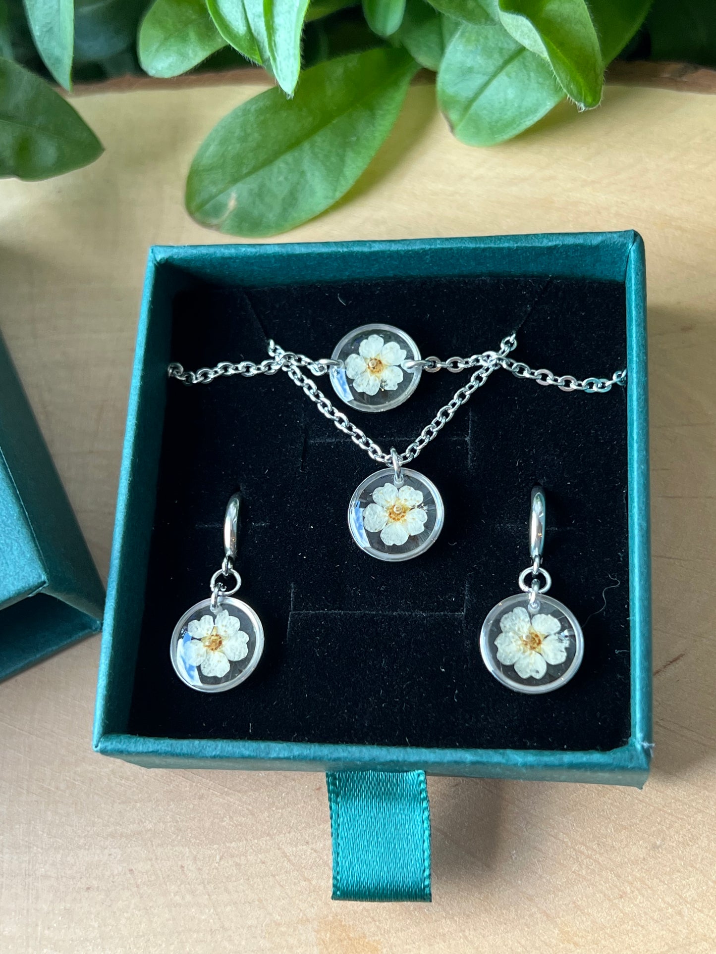 Schmuckset in Schachtel mit Spirea Blüten - Silber
