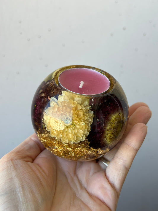 Teelichthalter mit Strohblumen und Goldelementen
