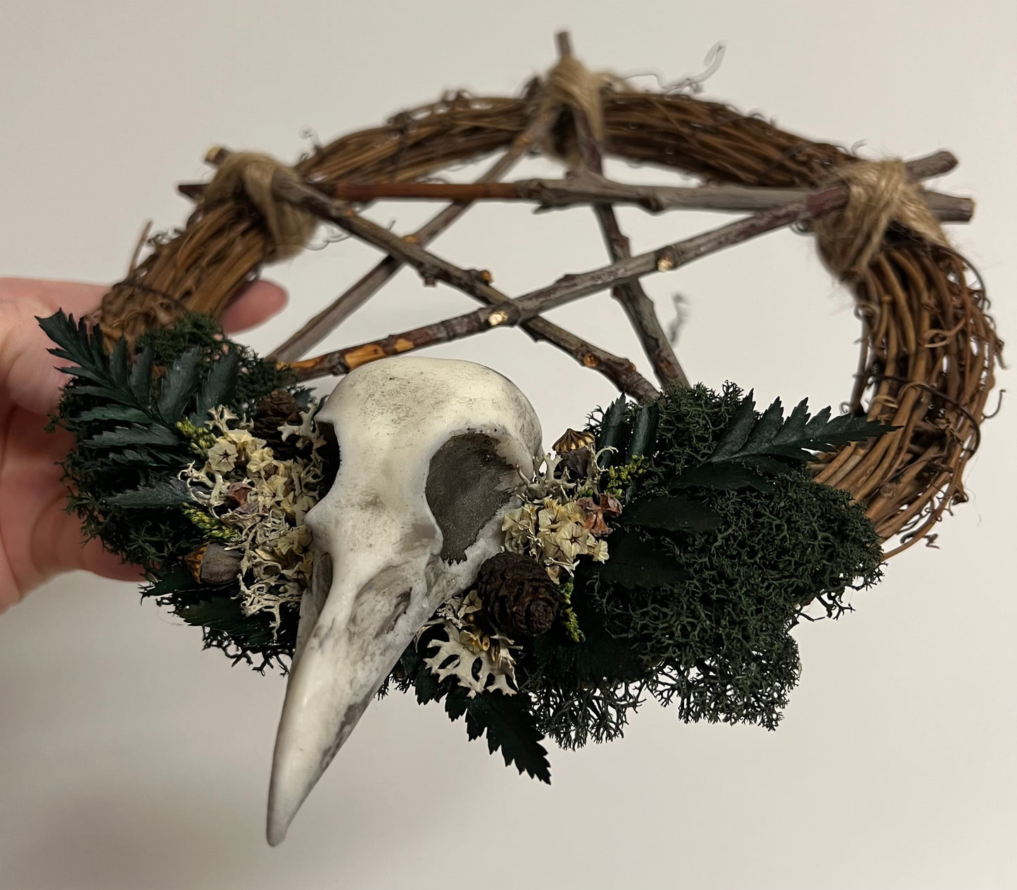 Kranz mit Pentagram und Vogelschädel aus Kunstharz