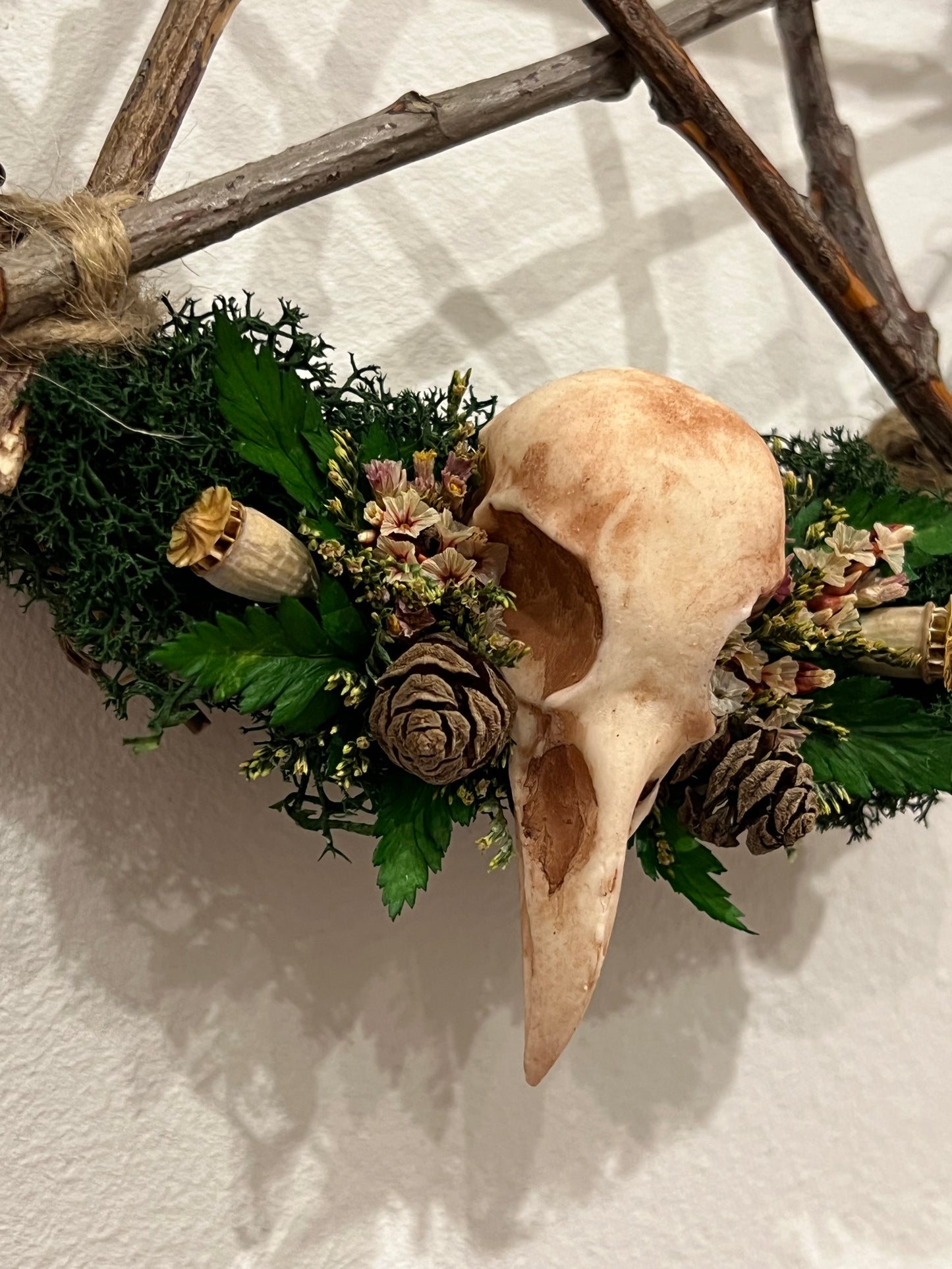 Kranz mit Pentagram und Vogelschädel aus Kunstharz