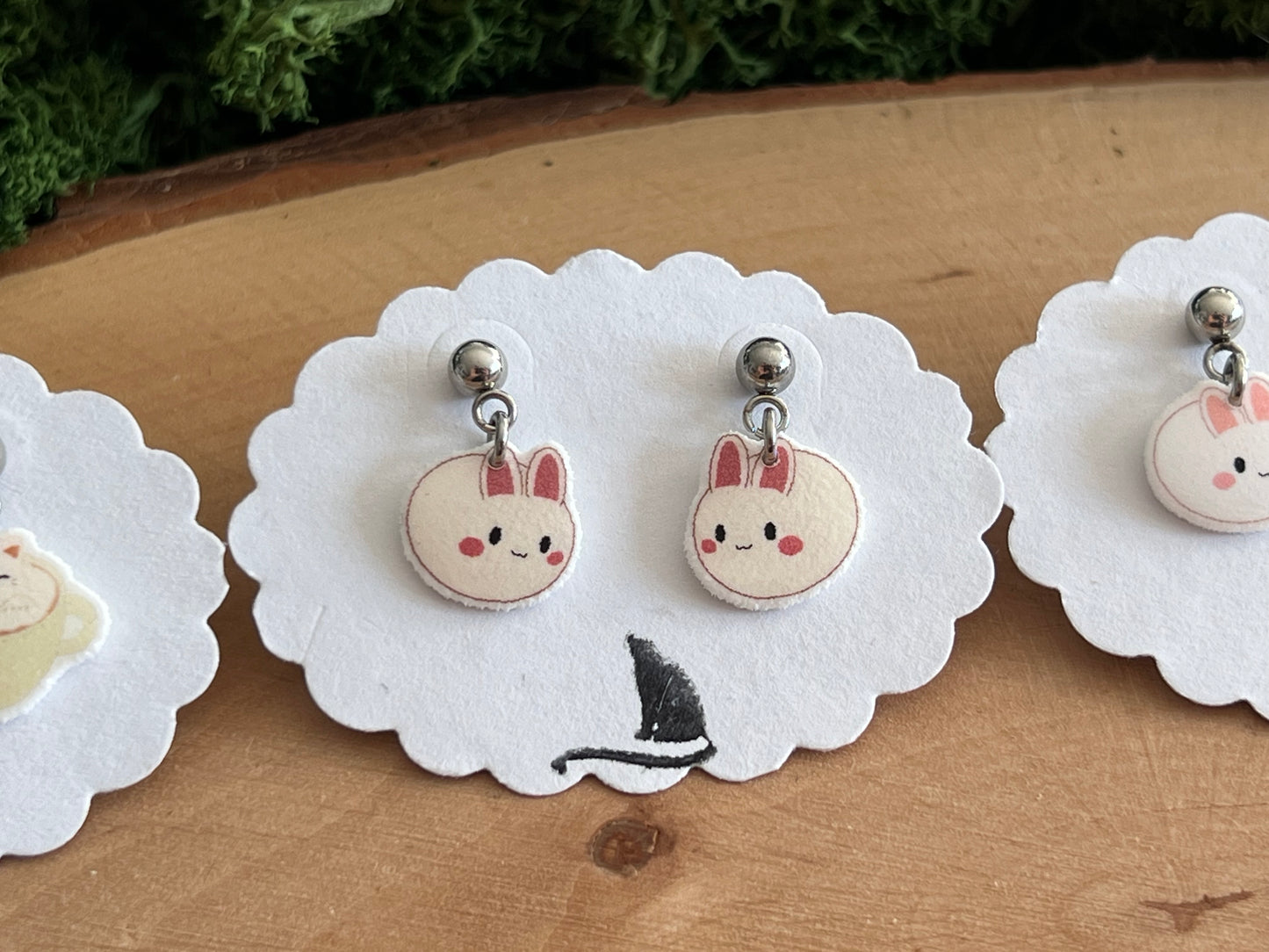 Sweet Cat Cup & Hasen Mochi Ohrstecker hängend