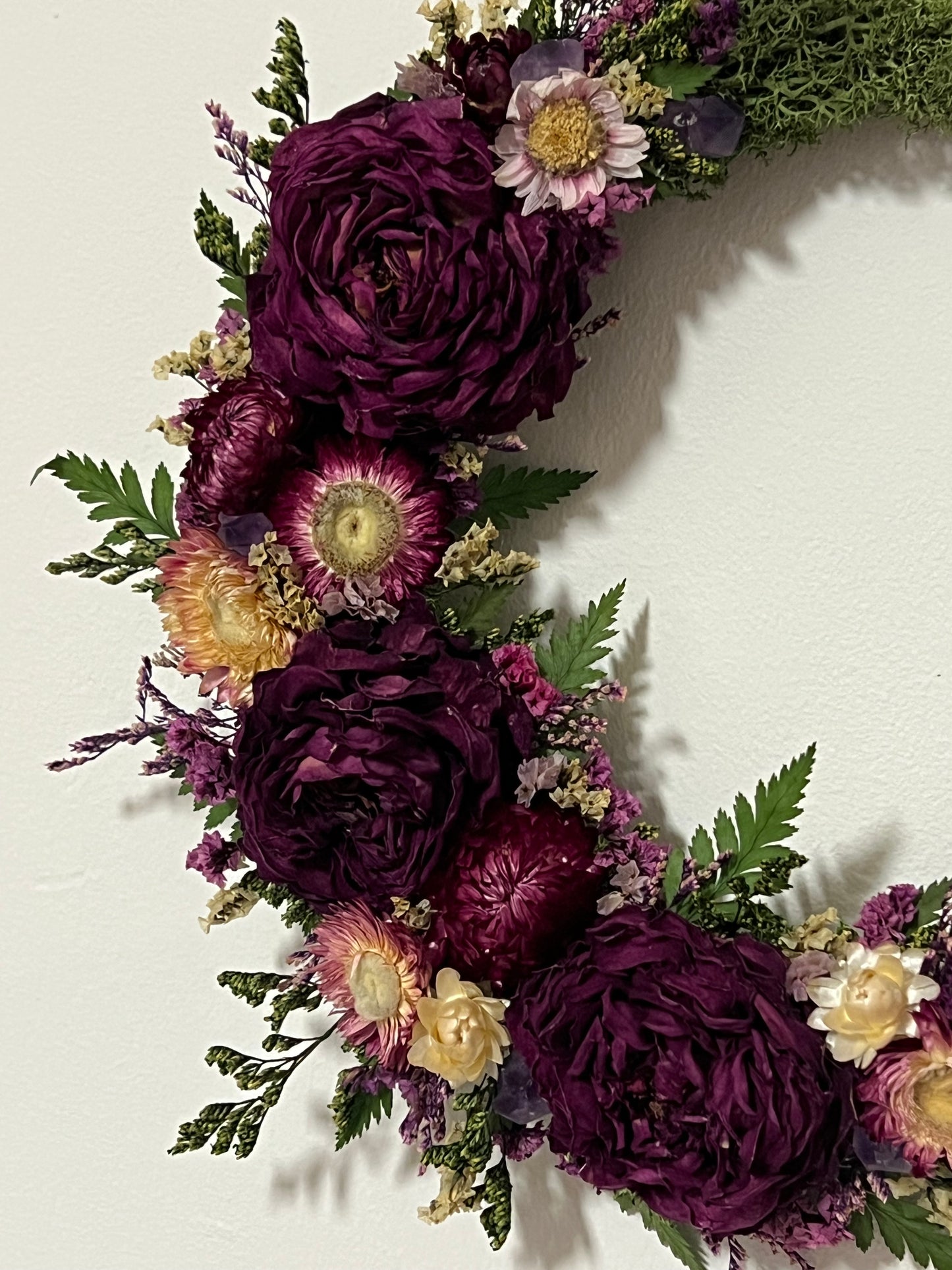 Mondkranz mit Blumen und Amethysten