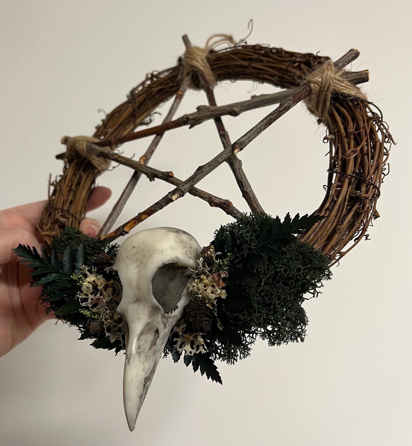 Kranz mit Pentagram und Vogelschädel aus Kunstharz