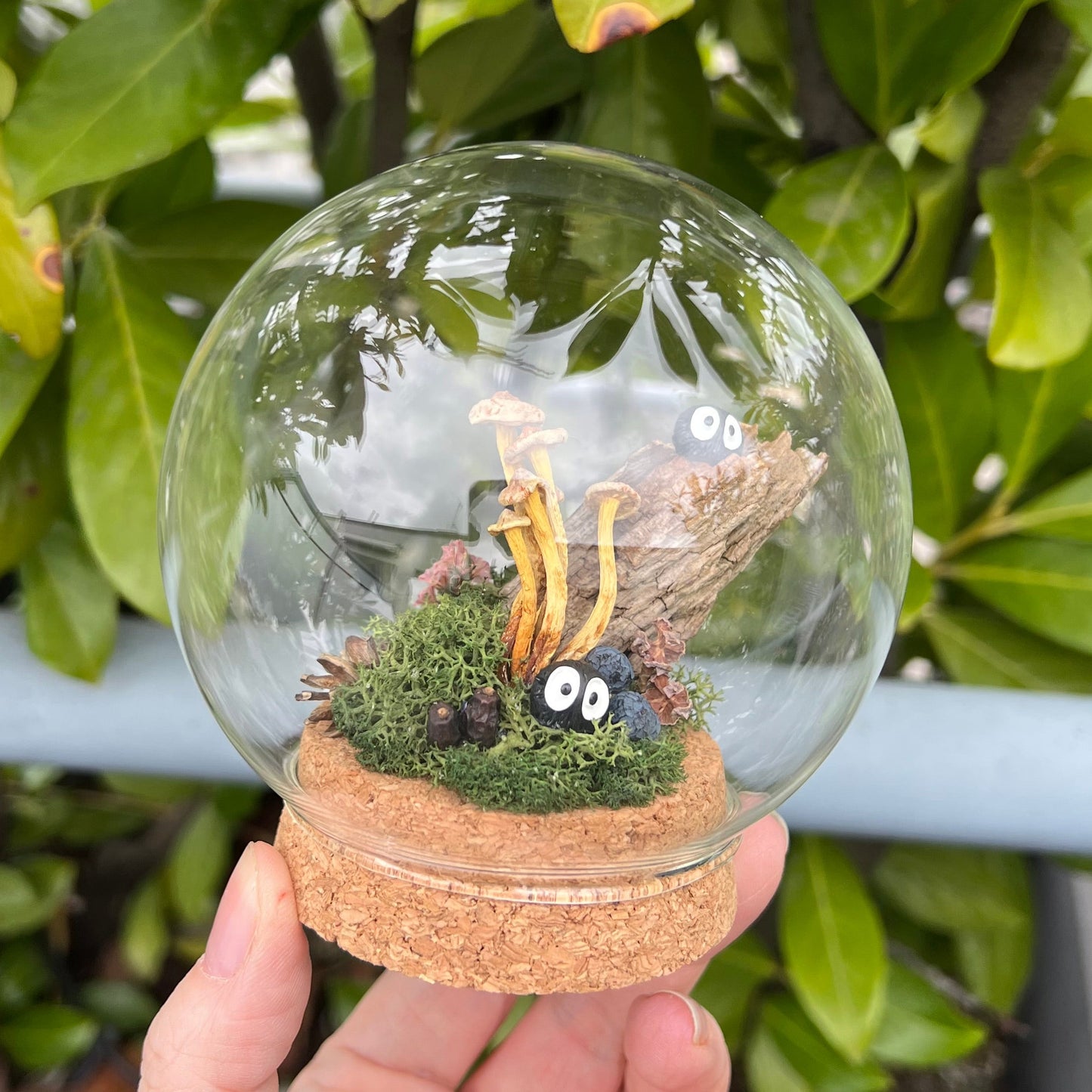 Miniatur Welt mit Russmännchen und Pilzen