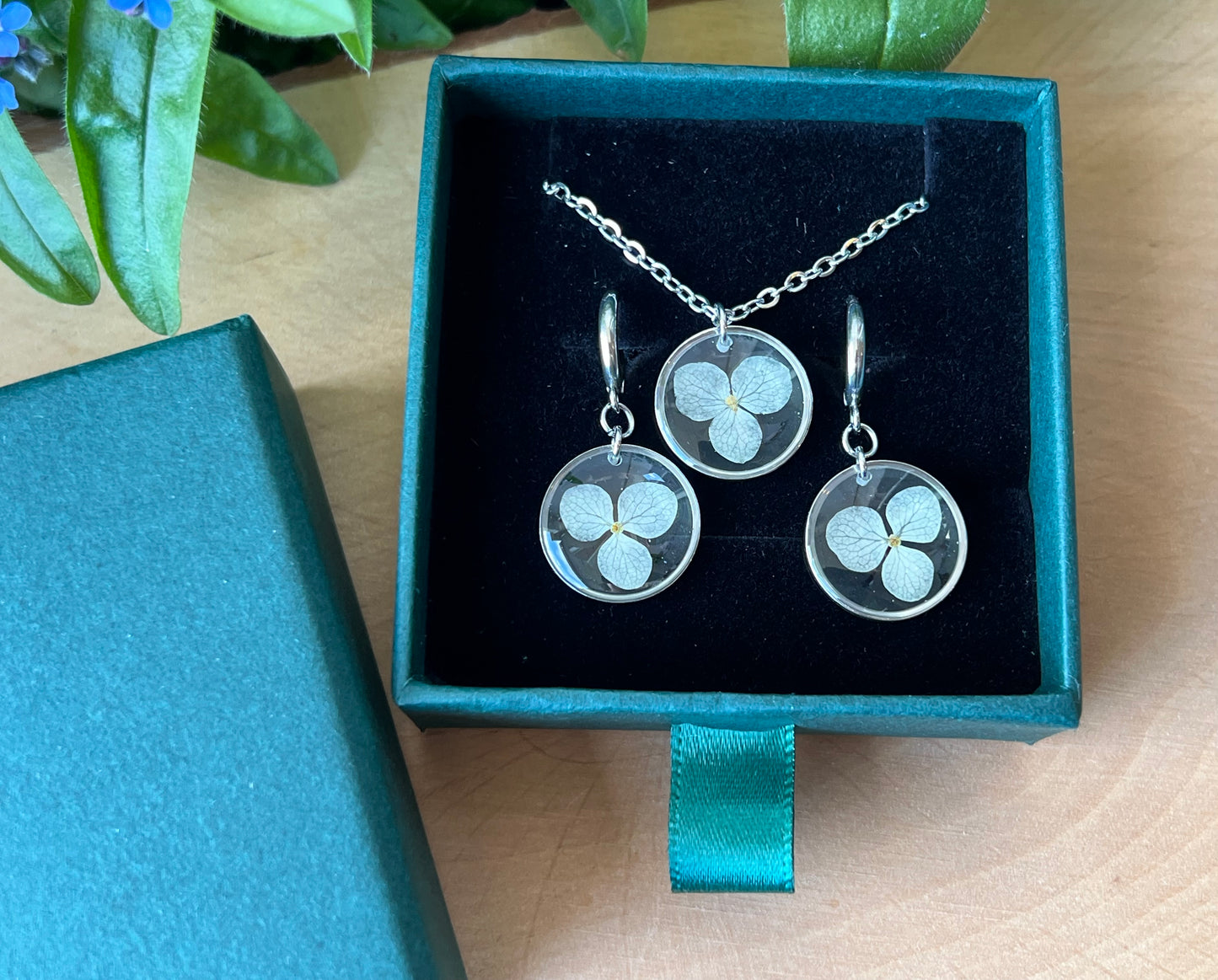 Schmuckset in Schachtel mit Hortensienblüten - Silber