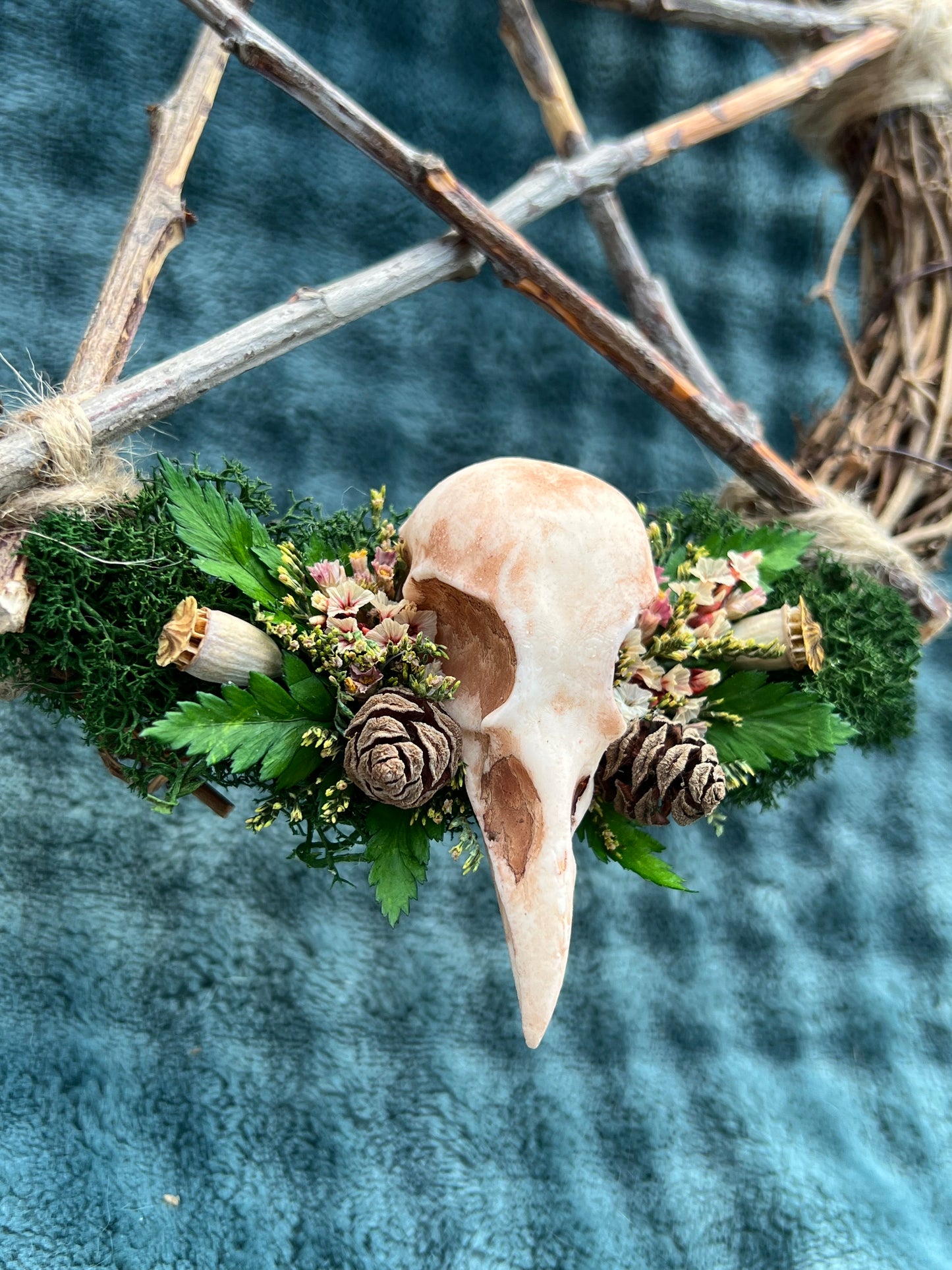 Kranz mit Pentagram und Vogelschädel aus Kunstharz