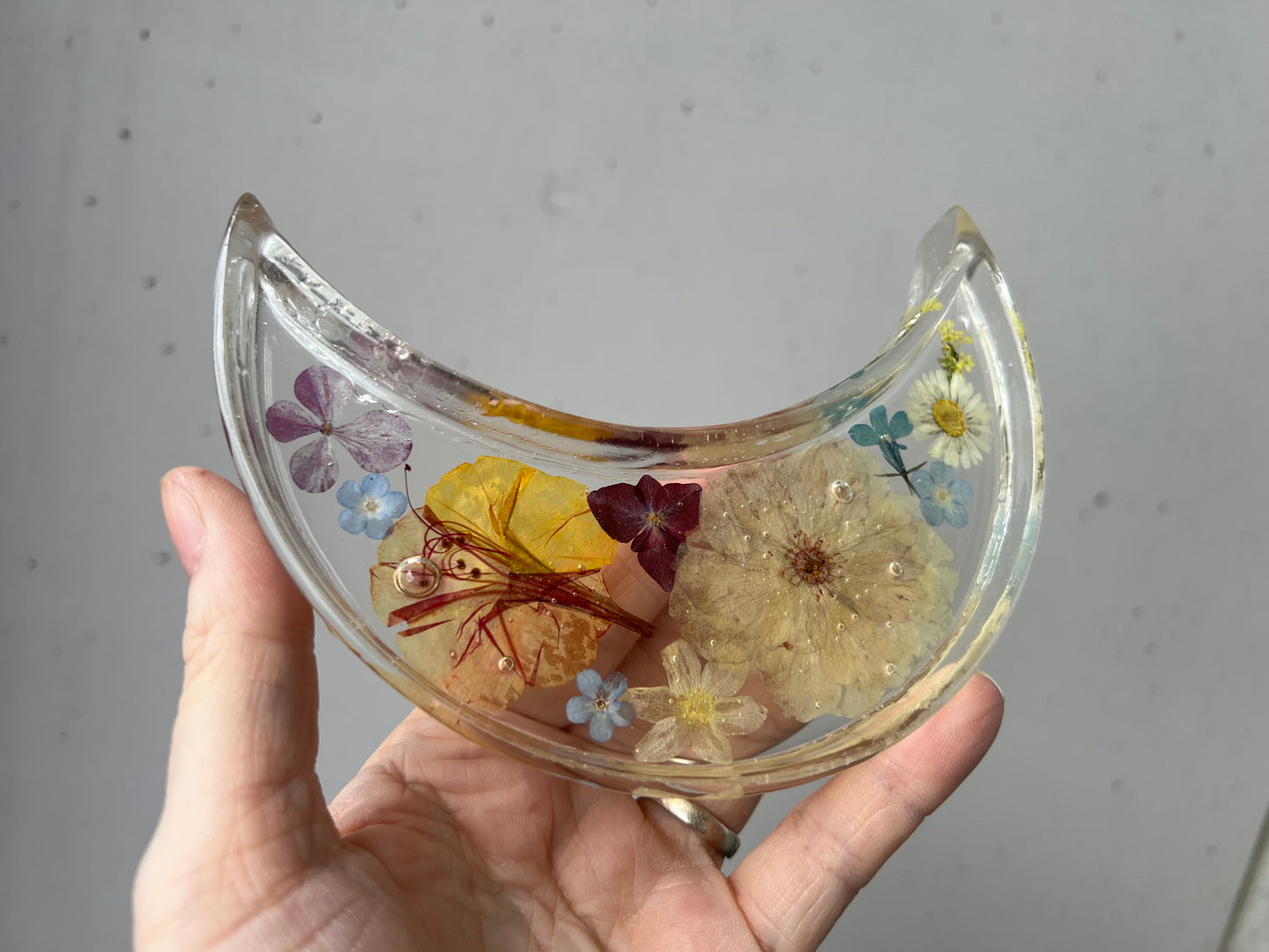 Mondschale mit Blüten