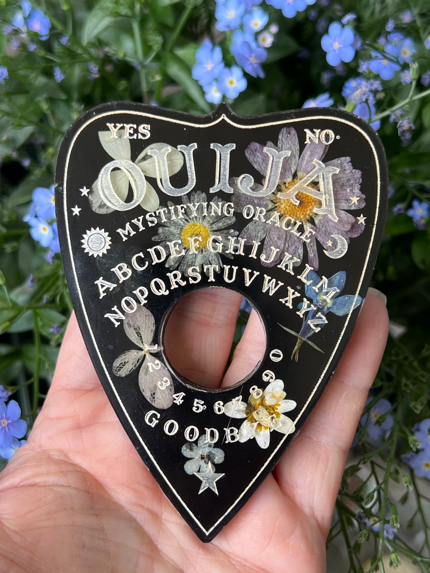 Quija Planchette mit Blumen