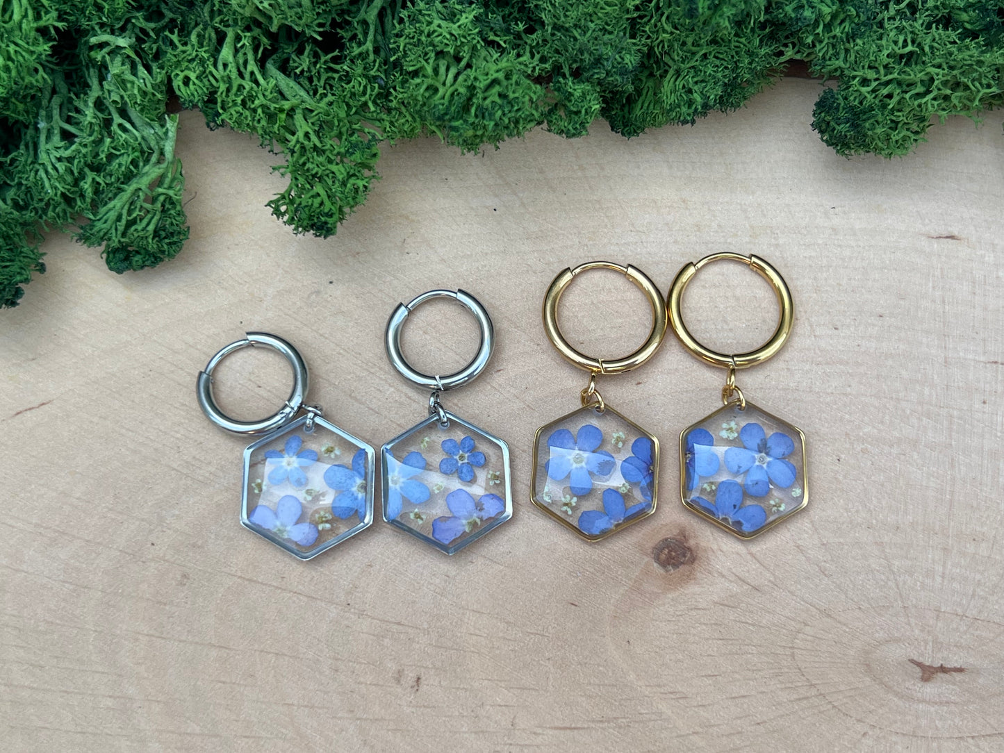 Hexagonohrringe mit Vergissmeinnicht und wilder Möhre