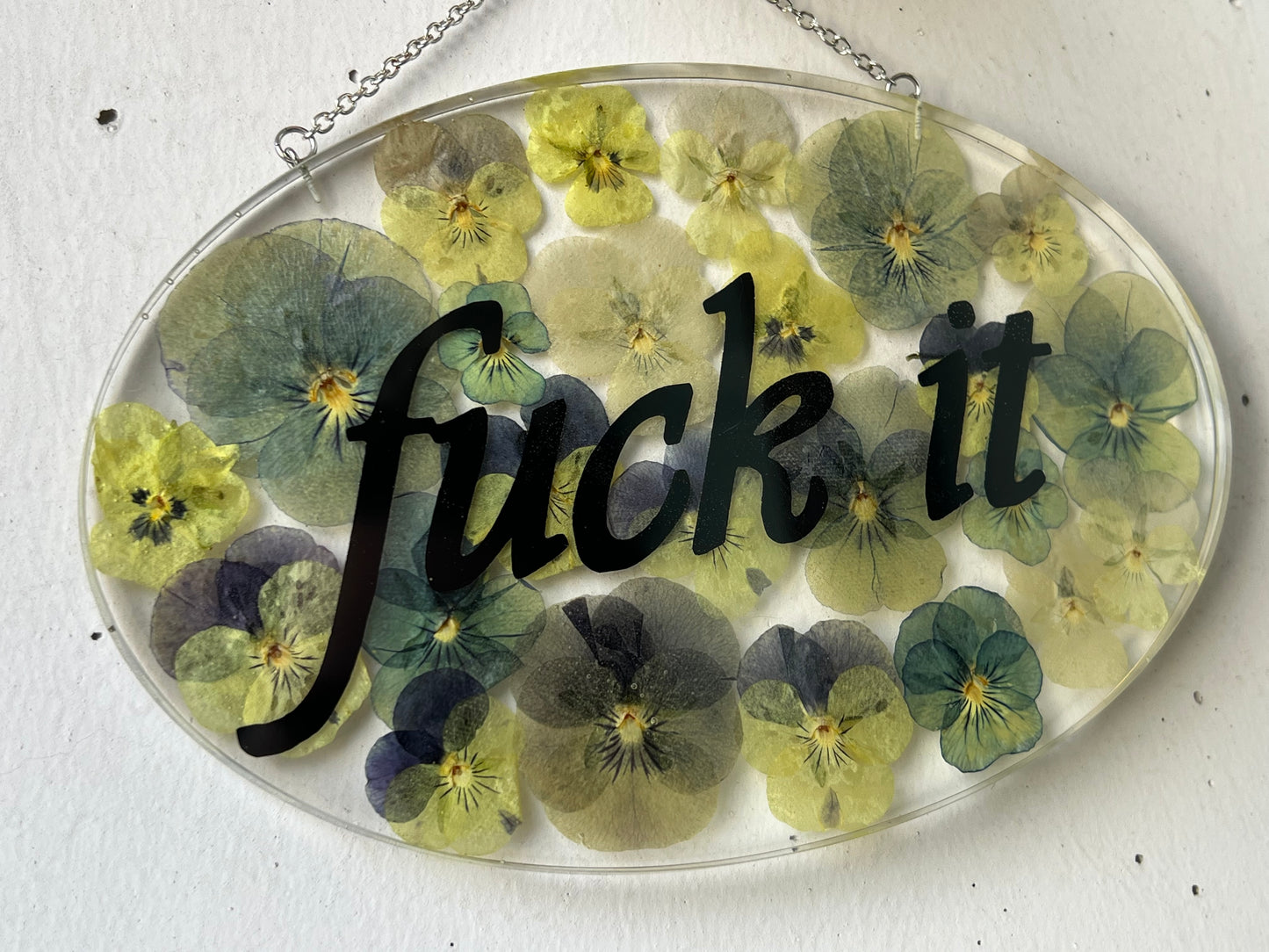 Fuck it Schild mit Viola Blüten