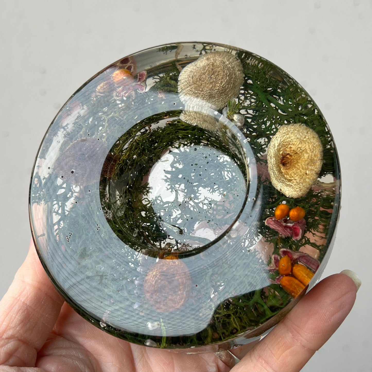 Teelicht mit Pilzen, Moos und Blumen