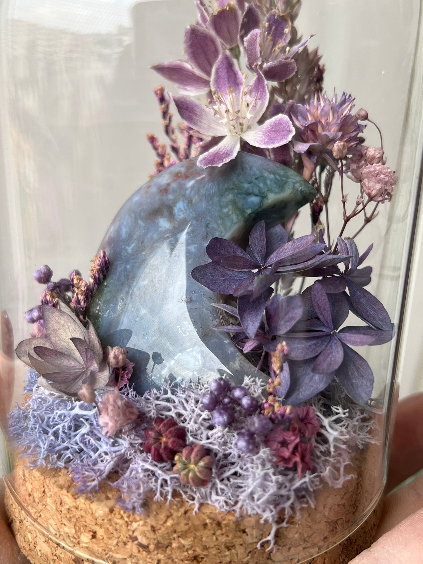 Diorama mit Achatmond und Blumen