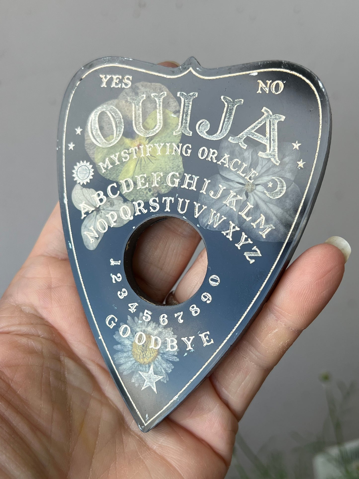 Quija Planchette mit Blumen