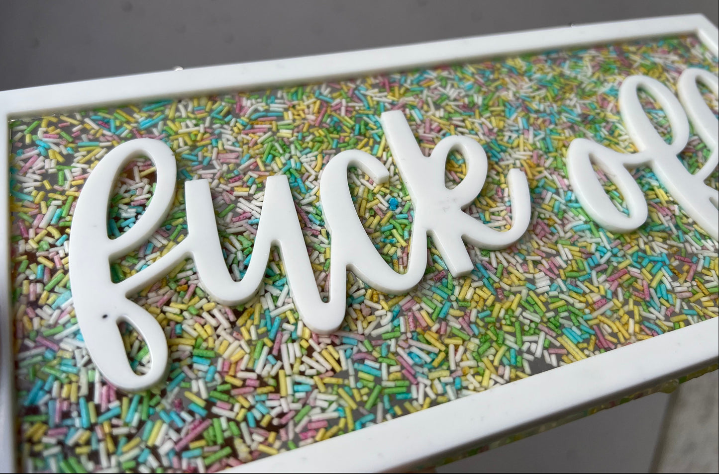 Fuck Off Schild mit Zuckerstreusel