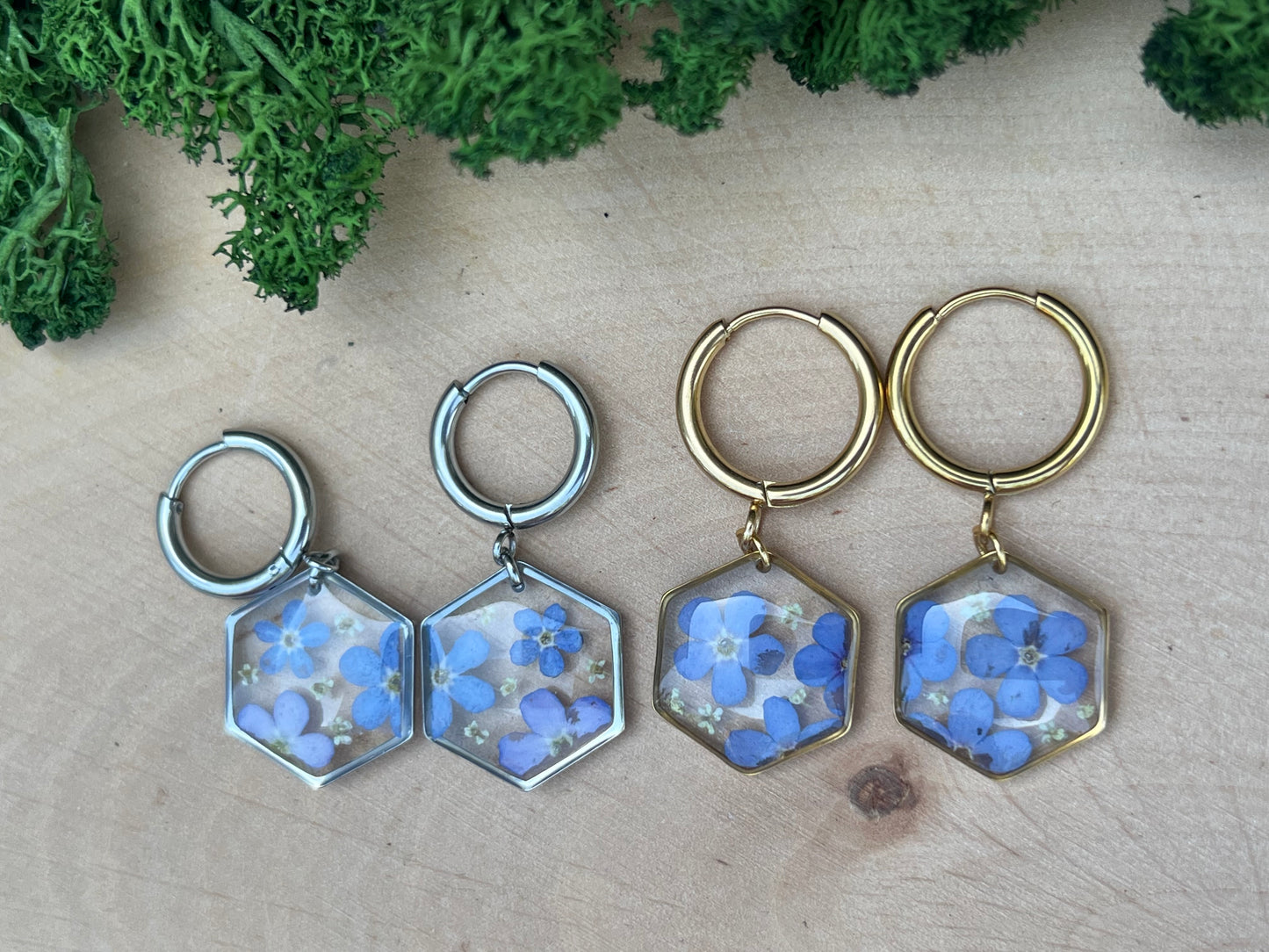 Hexagonohrringe mit Vergissmeinnicht und wilder Möhre